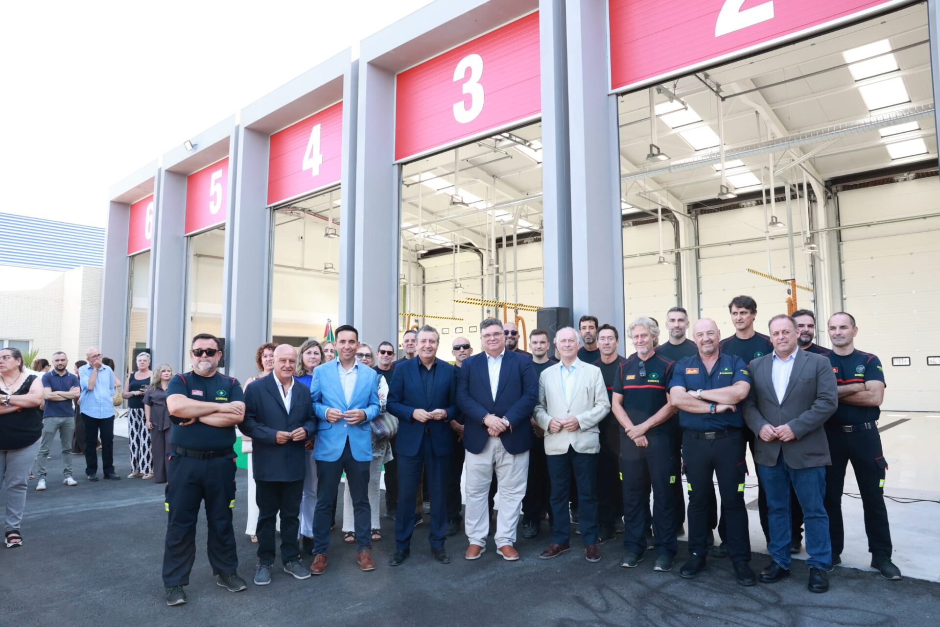 El presidente de la Diputación inaugura el nuevo parque de bomberos de Morón, tras una inversión de 2,5M€