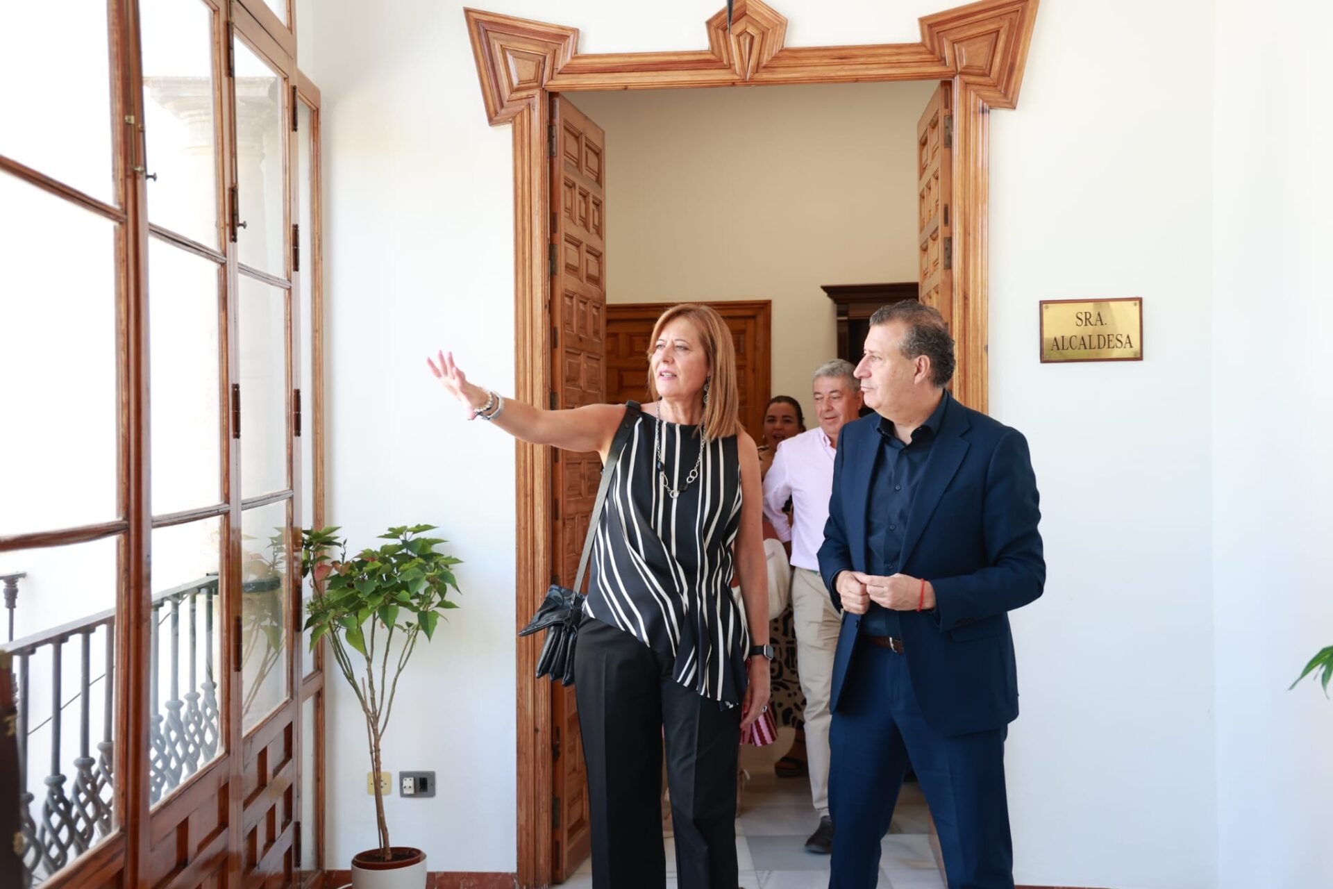 Javier Fernández comprueba en Osuna el resultado de la semipeatonalización de la Calle Carrera, tras una inversión de más de 670.000 euros