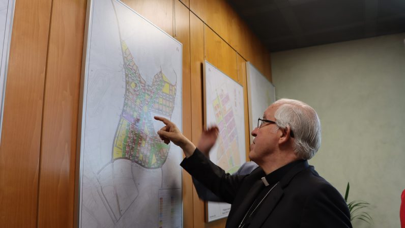 La Archidiócesis de Sevilla y el Ayuntamiento de Dos Hermanas firman la cesión de una parcela para un futuro centro educativo y un nuevo templo en Entrenúcleos