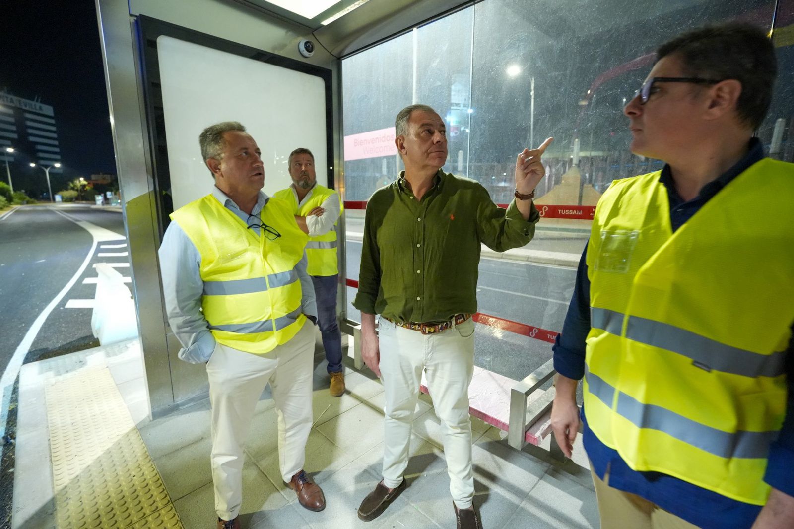El gobierno de Sanz adjudica el nuevo contrato de mantenimiento y renovación de las marquesinas de Tussam