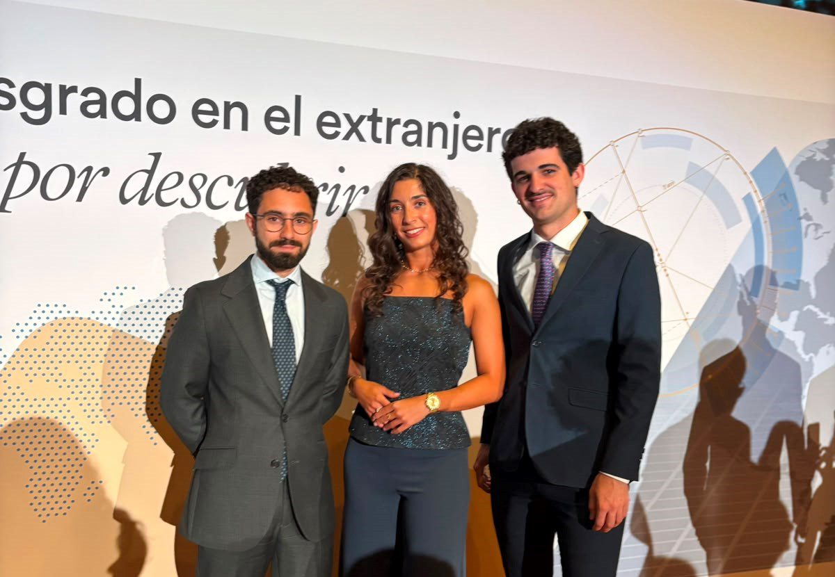 Tres egresados de la Facultad de Matemáticas recogen las becas de posgrado de la Fundación La Caixa