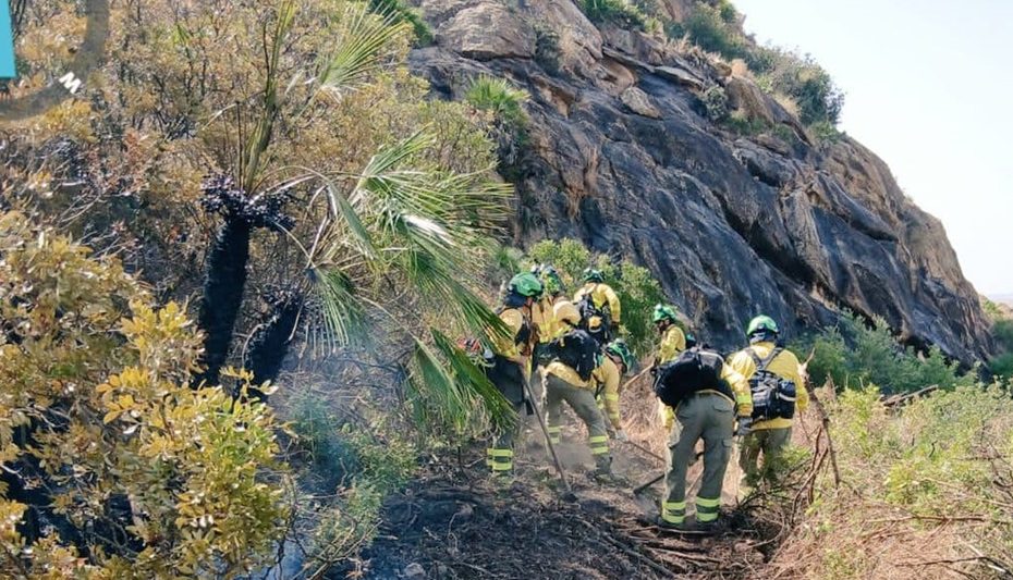 El perímetro del incendio de Los Gallardos se mantiene sin crecimiento y con escasa actividad