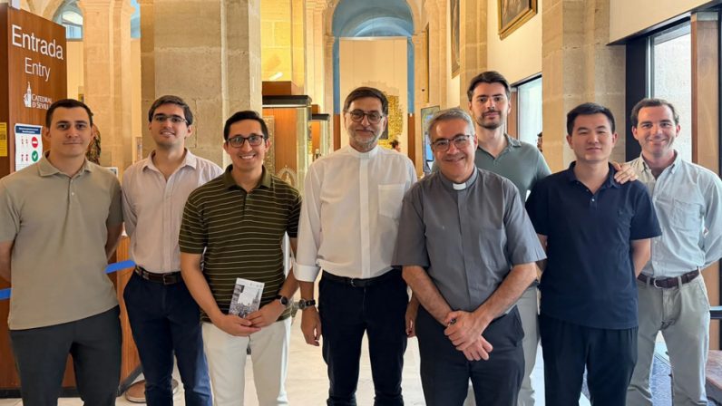 Los seminaristas de Sevilla se incorporan al equipo de atención y visitas de la Catedral este verano