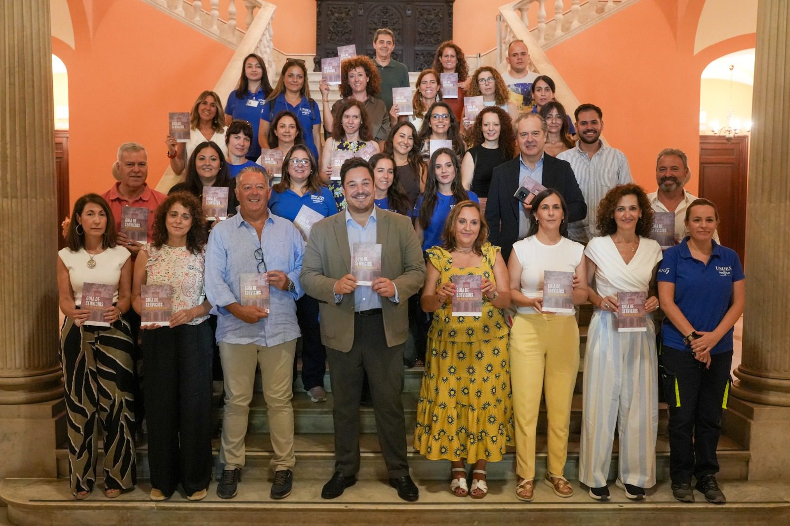 El Ayuntamiento de Sevilla presenta la nueva Guía de Servicios de Derechos Sociales, un documento pionero que unifica en una sola publicación toda la oferta de atención social municipal