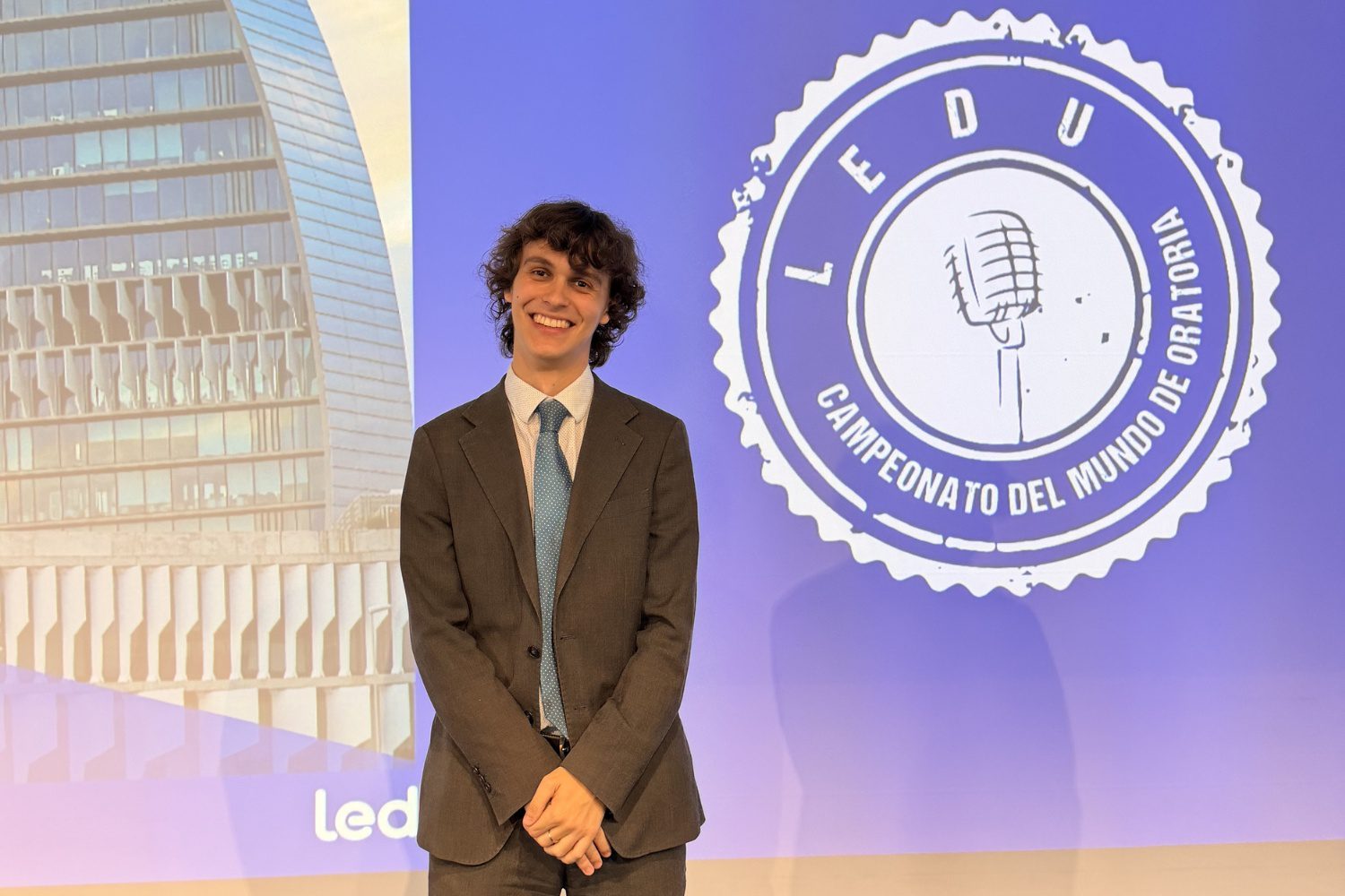 Vota a Adrián Romero y llévalo a la final del Mundial de Oratoria de Colombia