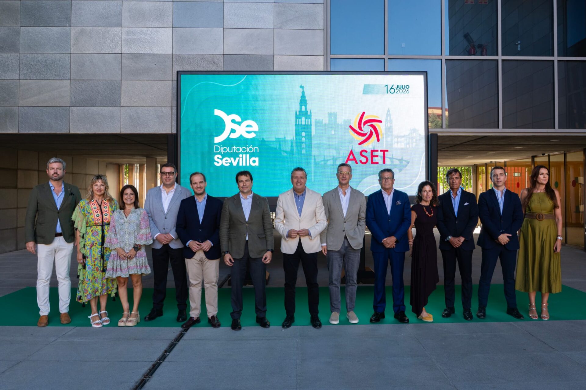 Javier Fernández recibe a la nueva junta directiva de ASET y reafirma el compromiso de la Diputación con el sector turístico