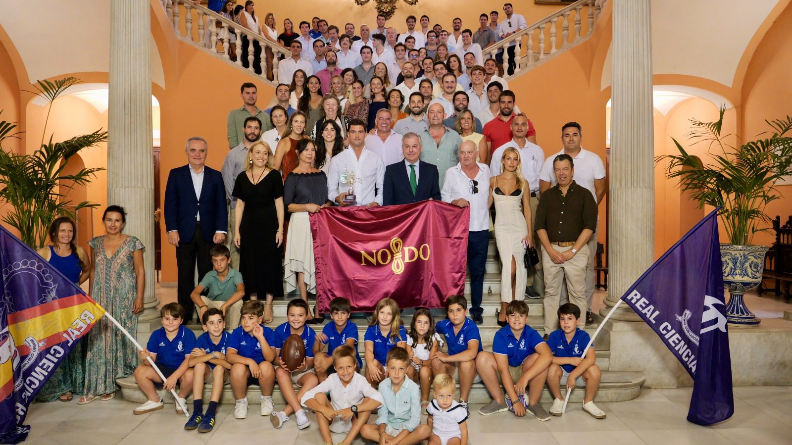 El alcalde de Sevilla recibe en el Ayuntamiento de Sevilla a Manu Moreno, jugador internacional de Rugby 7