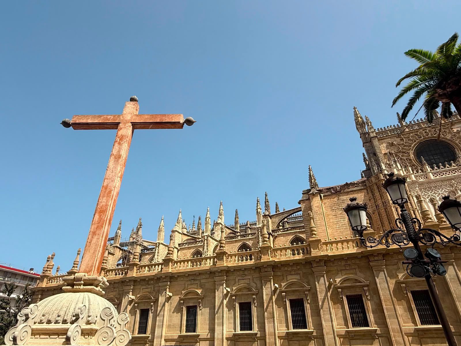 El Gobierno de Sanz devuelve el tono original a la Cruz de los Juramentos y recupera el esplendor de uno de los símbolos del Siglo de Oro de Sevilla