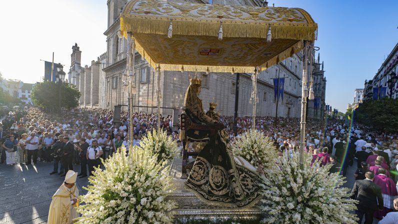 “A tus plantas se postra Sevilla…”