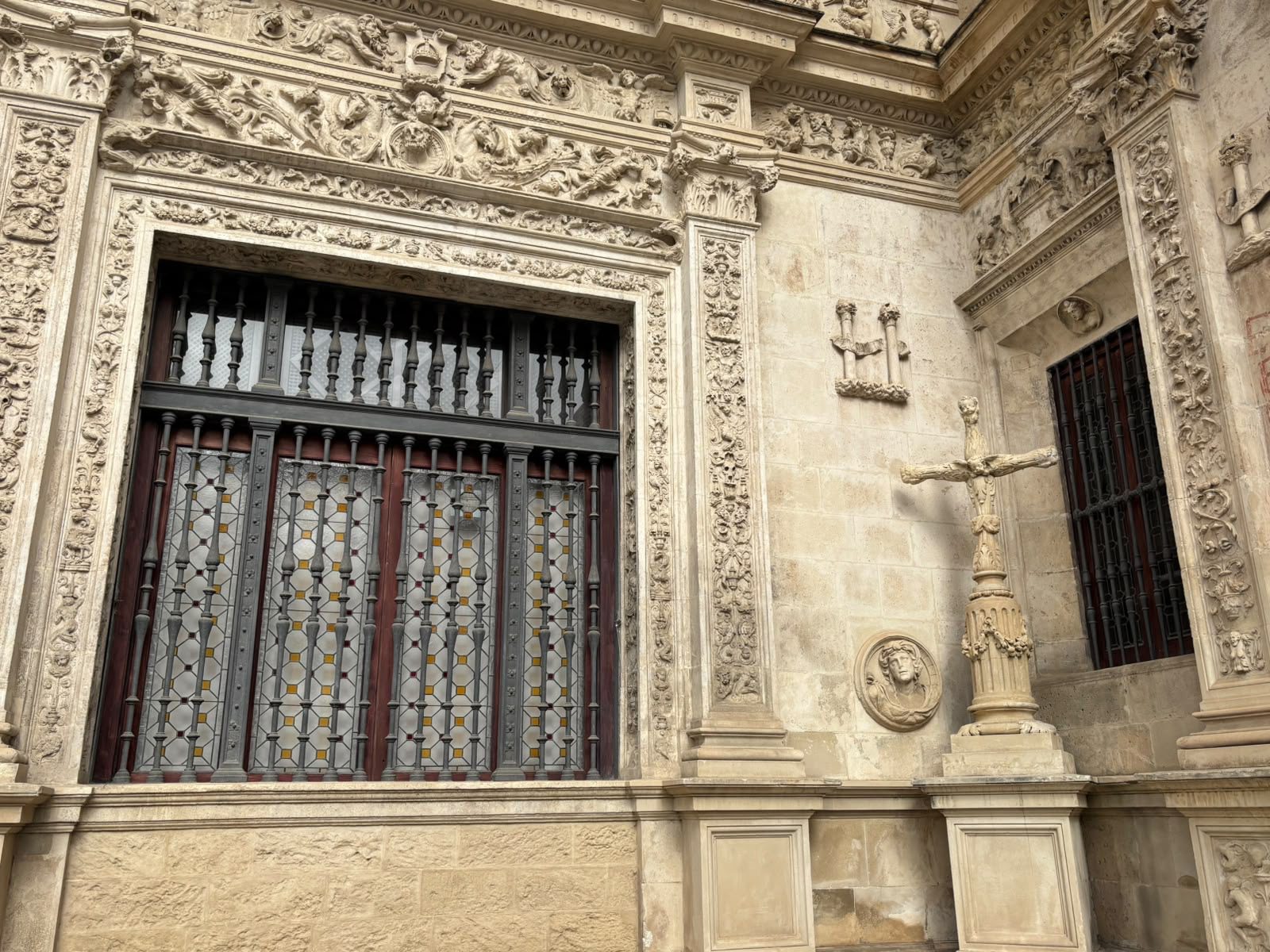 El Ayuntamiento licita las obras de restauración de las rejas, carpinterías y vidrieras de la Casa Consistorial