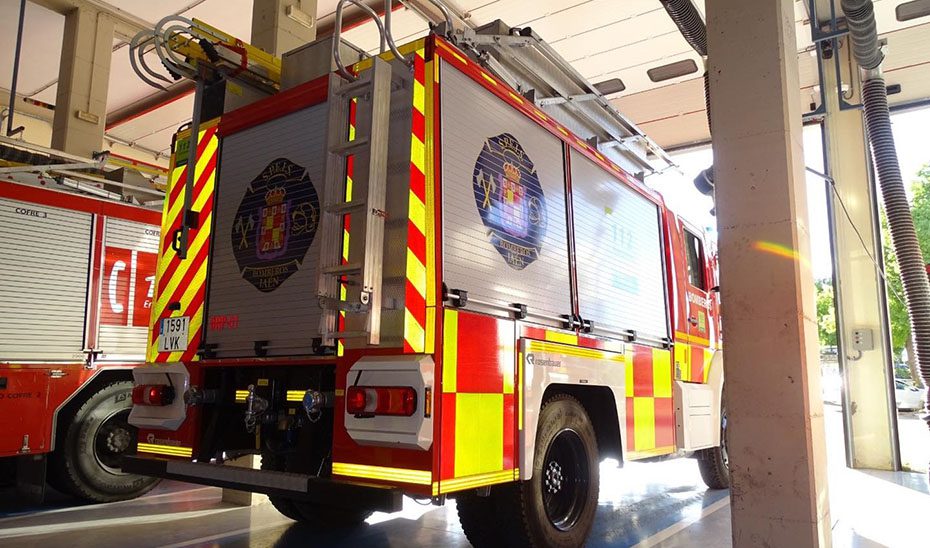 Desalojados de manera preventiva 150 vecinos por un incendio de vivienda en Linares