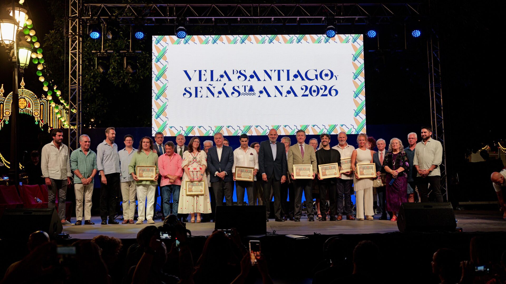 El alcalde Sanz clausura la Velá de Santa Ana 2026 con la entrega de galardones: «Triana es el mejor ejemplo de que el talento compartido construye una comunidad invencible»