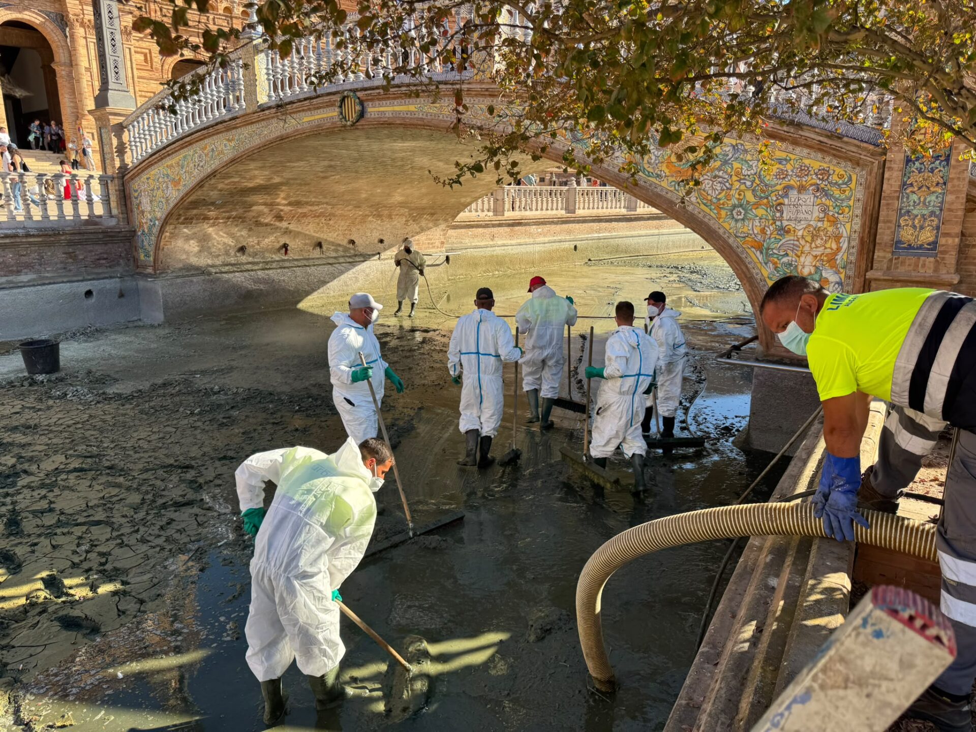 El Ayuntamiento realiza actuaciones de mantenimiento en la ría de la Plaza de España