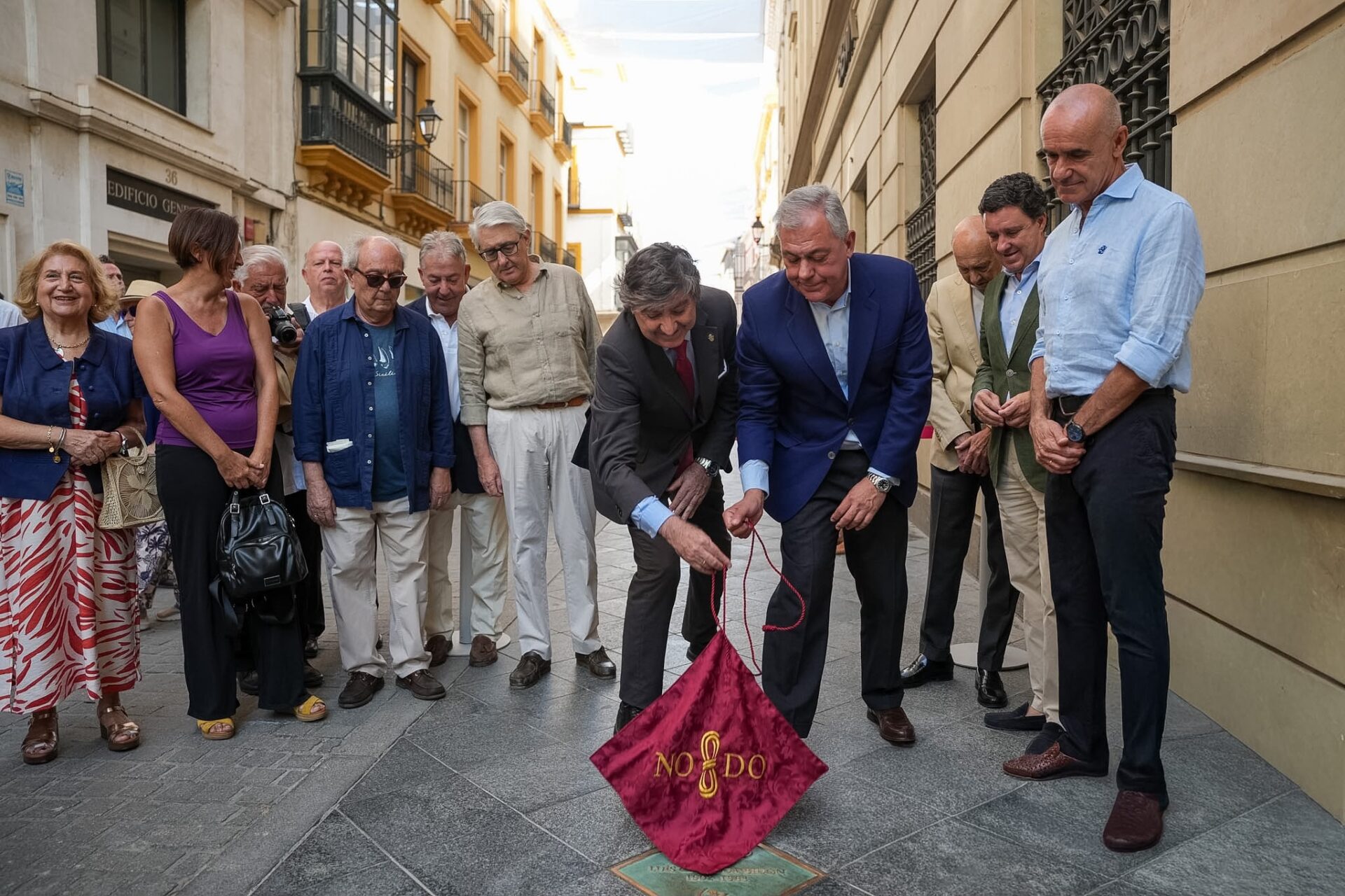 José Luis Sanz inaugura la placa dedicada a Luis Cernuda en el Paseo de los Poetas de la Generación del 27