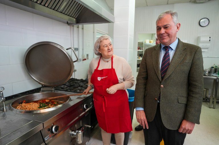 El Gobierno de Sanz aumenta a 725 000 euros las ayudas a los comedores sociales para garantizar la atención alimentaria de las familias más vulnerables