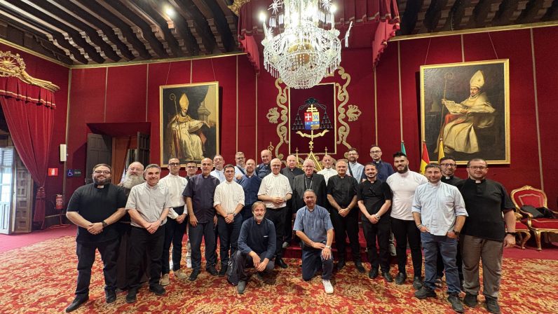 El arzobispo de Sevilla recibe a 25 sacerdotes jóvenes de la Archidiócesis de Catania