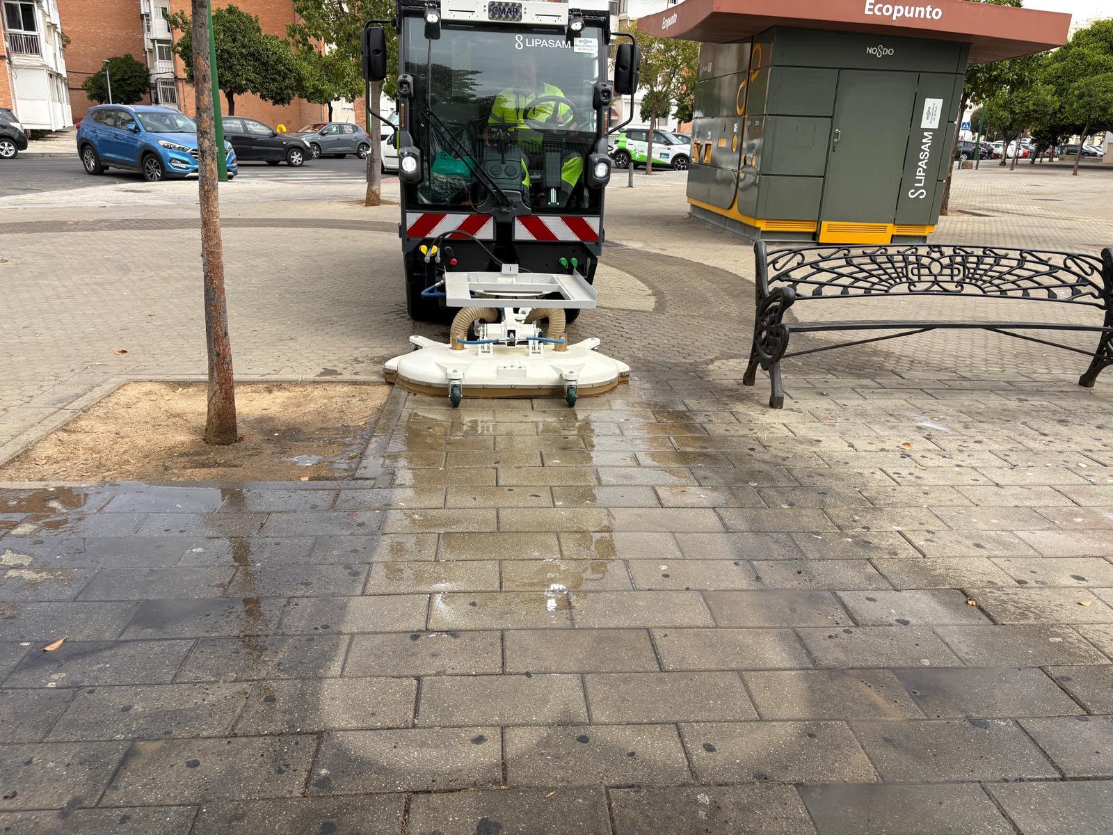 Lipasam invierte 1,7 millones en seis nuevas decapadoras para desincrustar manchas en el suelo
