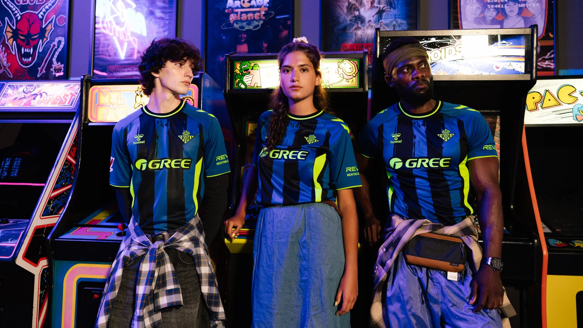 El Real Betis y hummel apuestan por franjas azules y negras en la tercera equipación de la temporada 2026/27