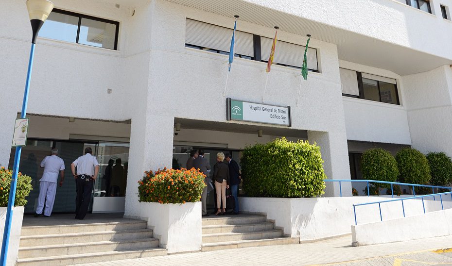 Dos heridos al arder una embarcación en el puerto de Motril (Granada)