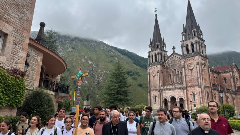 Monseñor Saiz Meneses anima a los jóvenes sevillanos a volver de la peregrinación como «evangelizadores de esperanza»