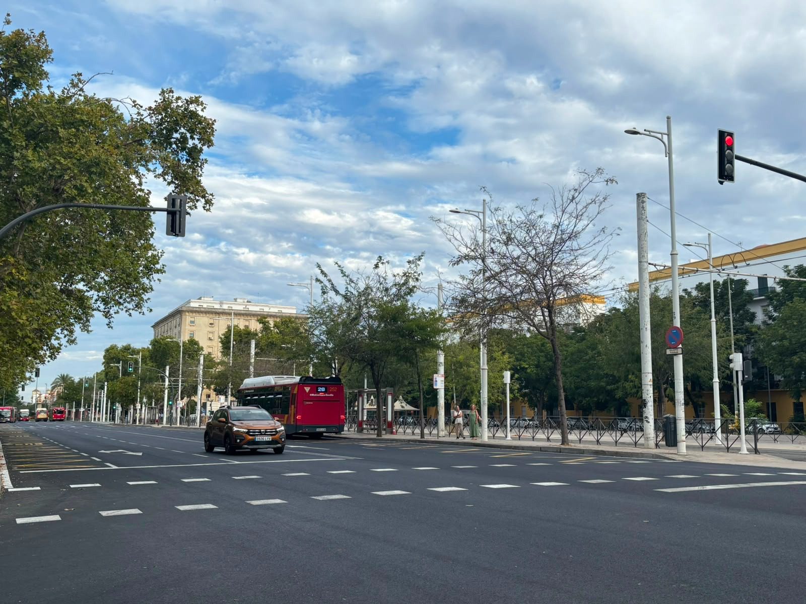El Ayuntamiento culmina el reasfaltado de la Avenida de Carlos V,  que se une a las ya renovadas Menéndez Pelayo y El Cid