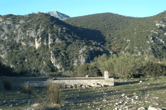 Rescatada una mujer tras sufrir una caída en la Garganta Verde en Zahara de la Sierra