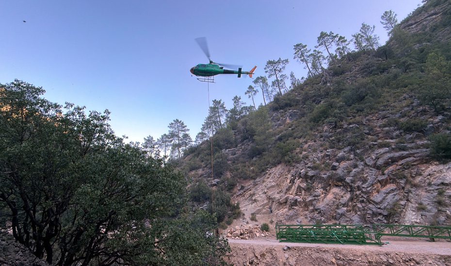 Trasladadas en helicóptero y preinstaladas las nuevas pasarelas del sendero del río Borosa