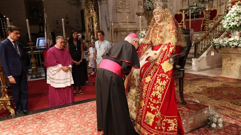 El arzobispo se postra ante la patrona de Sevilla