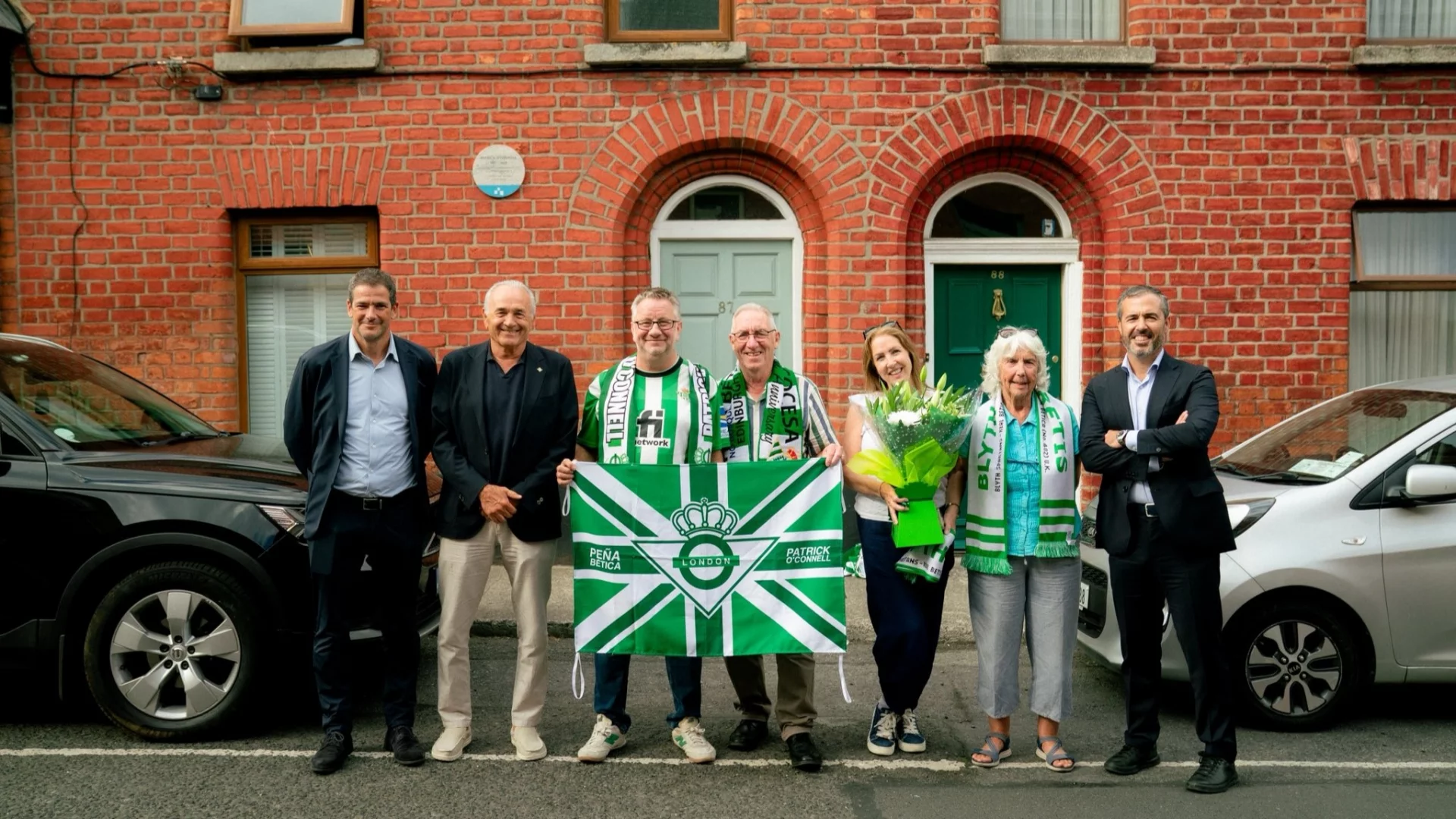 El Real Betis rinde homenaje a Patrick O’Connell en su visita a Dublín