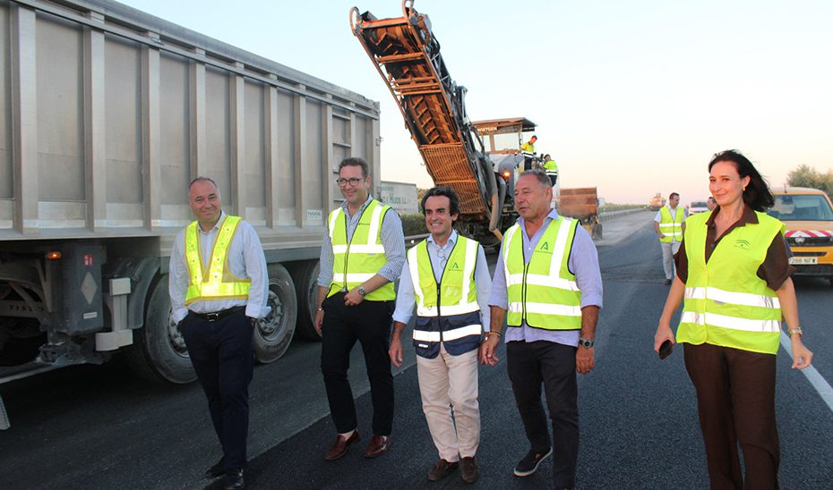 La Junta invierte tres millones en la renovación del firme en 20 kilómetros de la autovía A-92 en Sevilla