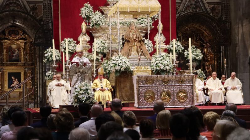 Monseñor Ulloa invita a seguir a Cristo con la esperanza de María en el segundo día de la novena
