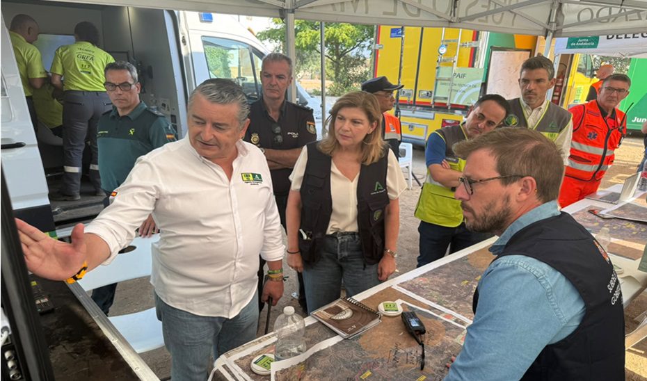 Más de 300 efectivos y hasta 26 medios aéreos trabajan en el incendio forestal de Niebla, uno de los más complejos del verano