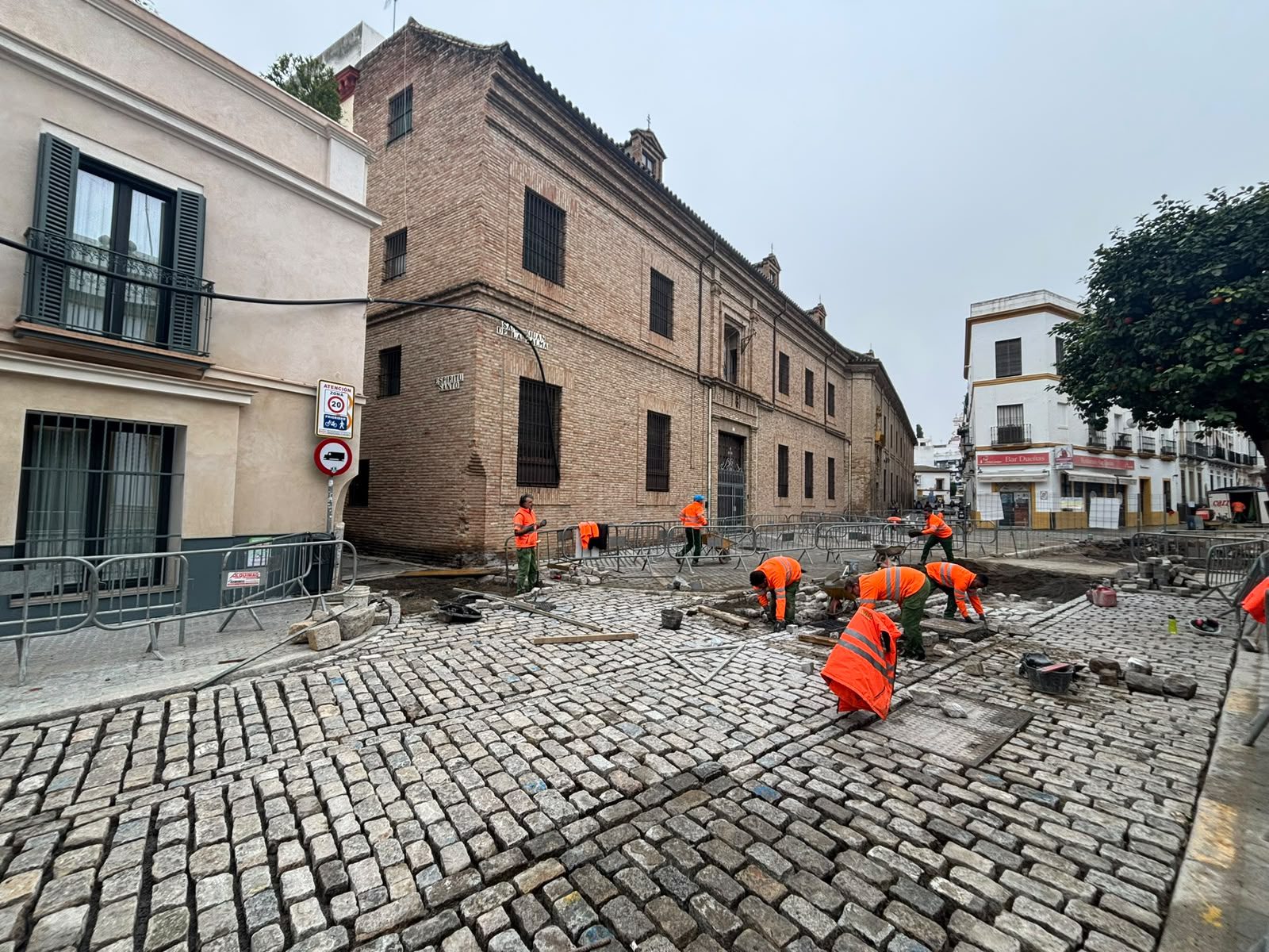 El Gobierno de José Luis Sanz invierte más de seis millones de euros para transformar 16 calles del centro histórico con adoquín de Gerena y plataforma única