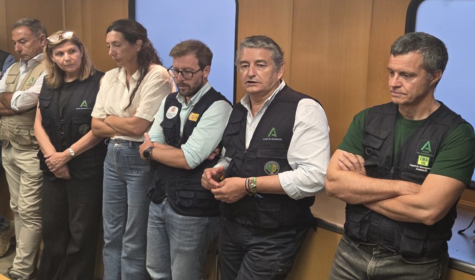 El operativo de extinción supera una de las jornadas más complicadas de los últimos días evitando daños en el casco urbano de El Berrocal