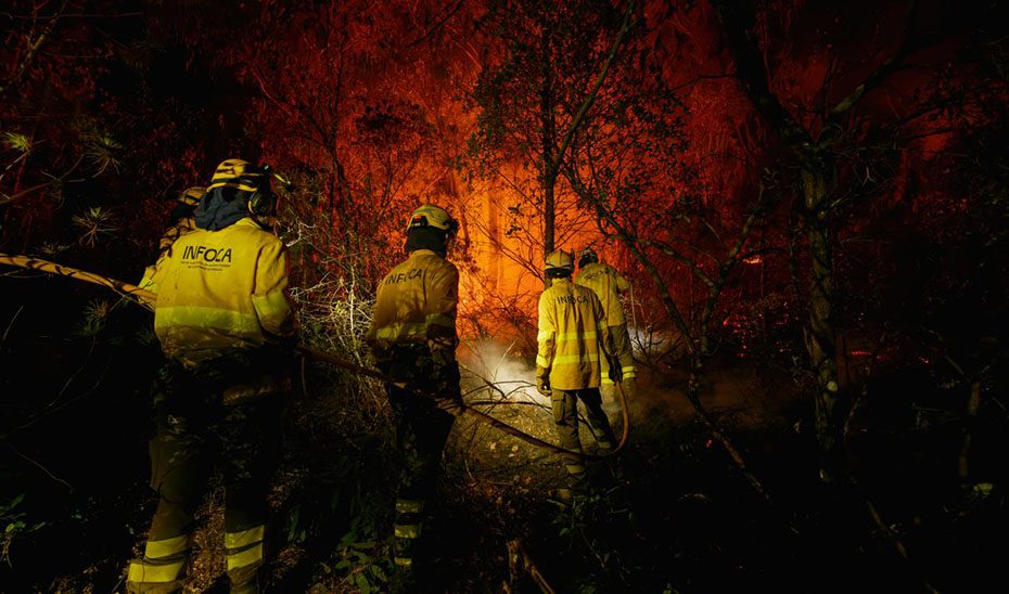 Los trabajos nocturnos permiten estrechar la zona activa del incendio de Niebla