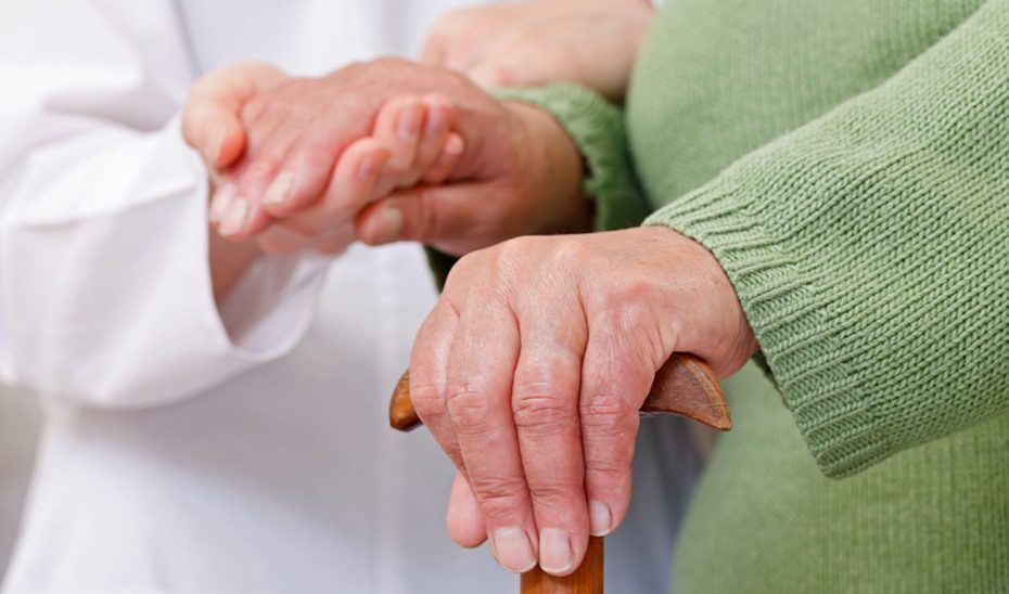Andalucía registra el menor tiempo de espera en 15 años y el doble de prestaciones por dependencia que en 2018