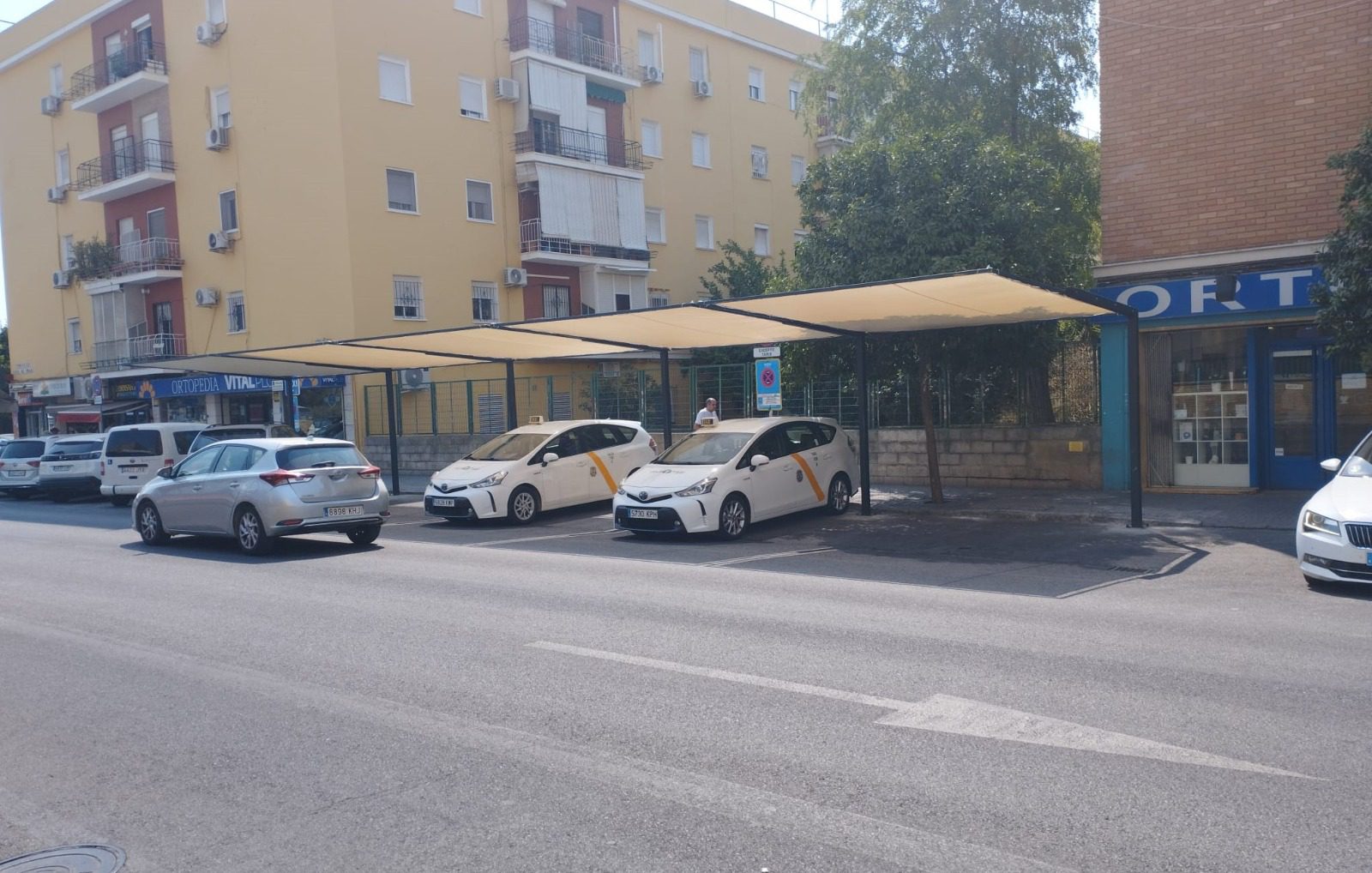 El Ayuntamiento instala toldos en la parada de taxis del hospital Virgen del Rocío, las primeras de toda la ciudad