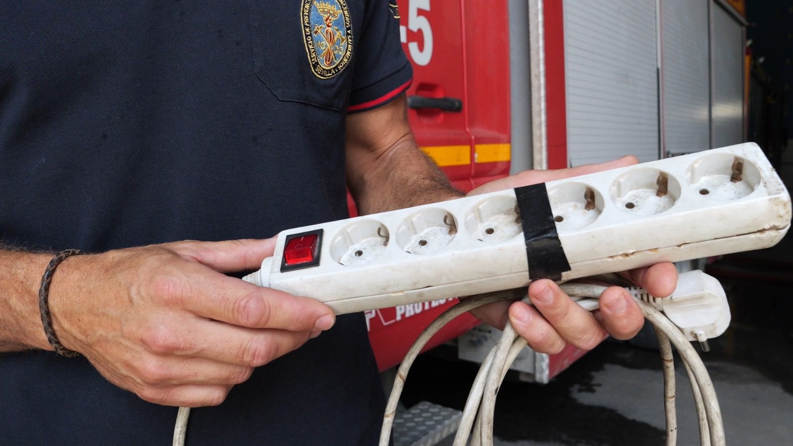 Los Bomberos de Sevilla ofrecen advertencias y consejos para evitar la sobrecarga de enchufes y regletas durante el verano
