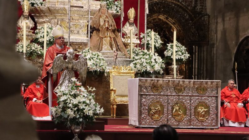 Monseñor Ulloa insiste en que «la fe nunca ha sido una aventura individual» durante el séptimo día de la Novena a la Virgen de los Reyes