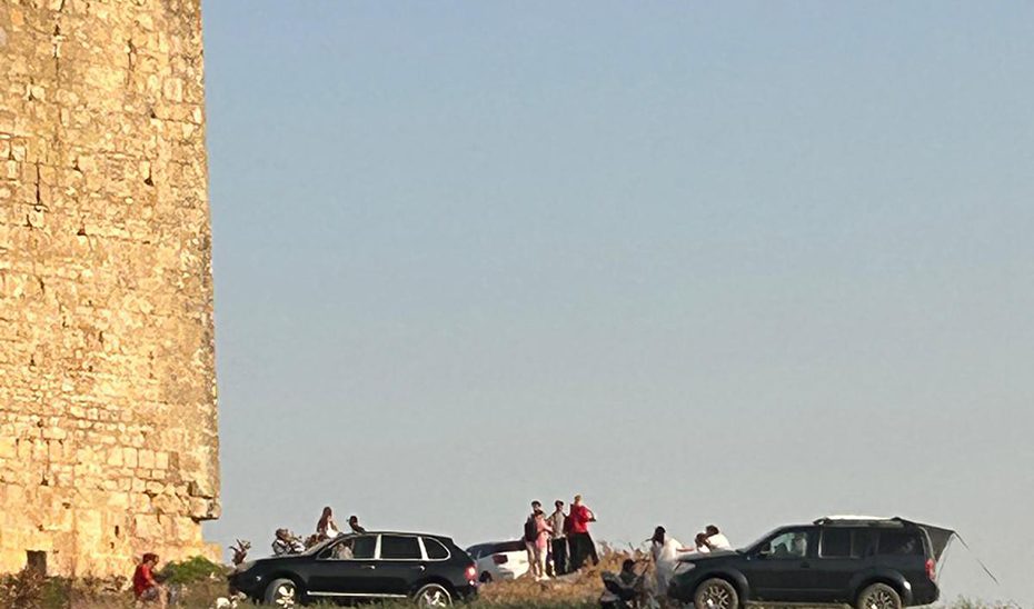 La Unidad de Policía Adscrita detiene al autor de los daños a merlones de la muralla de Niebla