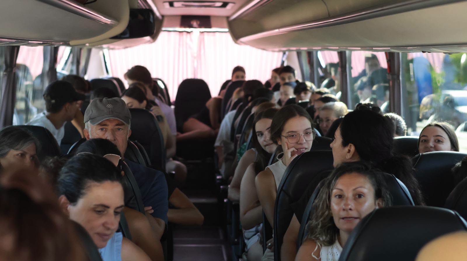 ¡Más de 100 palomareños y palomareñas ya disfrutan de un día de playa… y de eclipse en Islantilla!