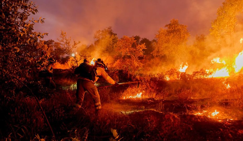 El operativo de extinción ha centrado la jornada en consolidar el terreno ganado y estrechar las salidas del incendio