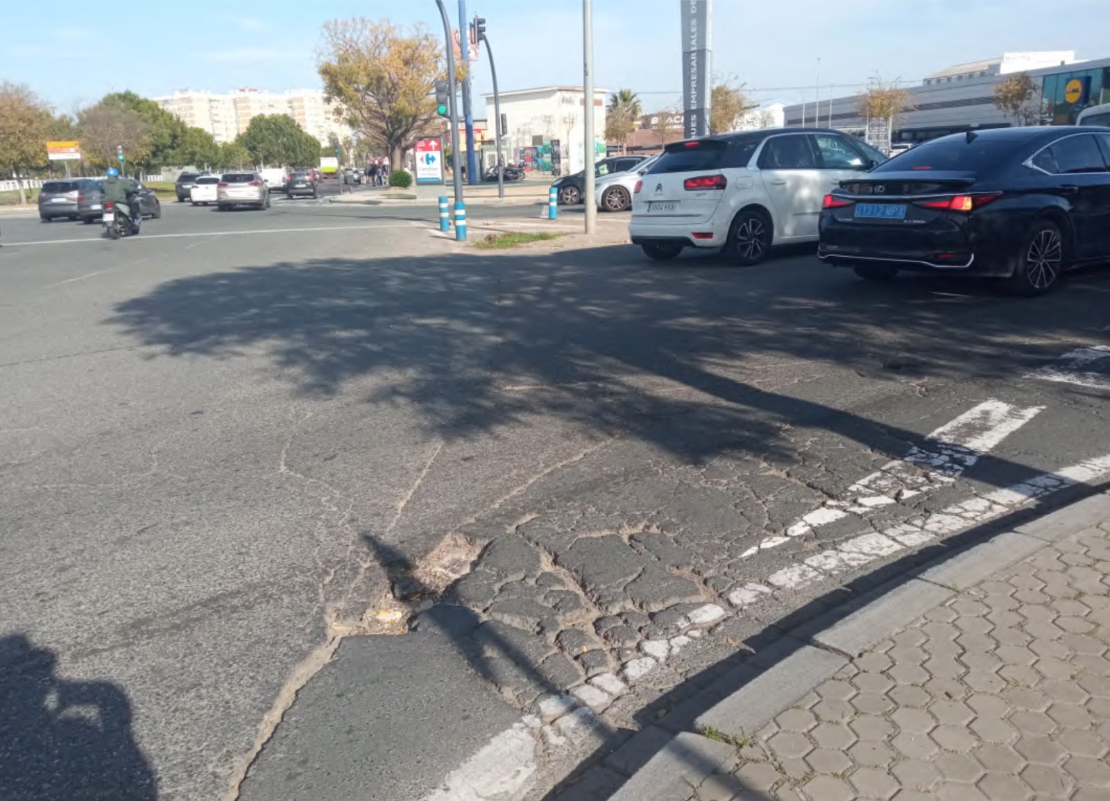 El Ayuntamiento invierte más de 500 000 euros para reasfaltar la avenida de Andalucía, que se une a la puesta a punto del eje de la Ronda del Tamarguillo