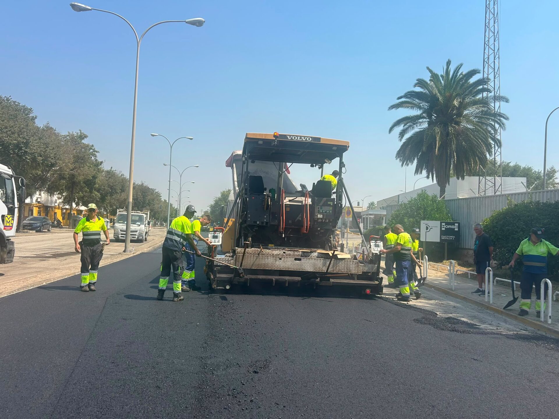 El Gobierno de Sanz reasfalta la avenida Medina y Galnares, con casi un kilómetro de distancia, dentro del ambicioso Plan de obras del verano de 2,2 millones