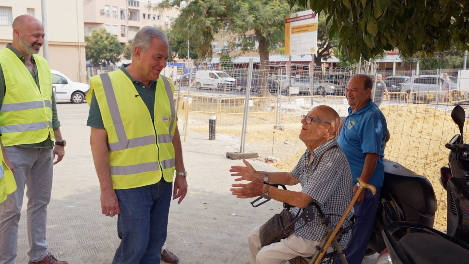 Sanz supervisa el avance de la obras en Artesanos Peluqueros de la Macarena que renovará de manera integral una calle tras tres décadas de demandas vecinales
