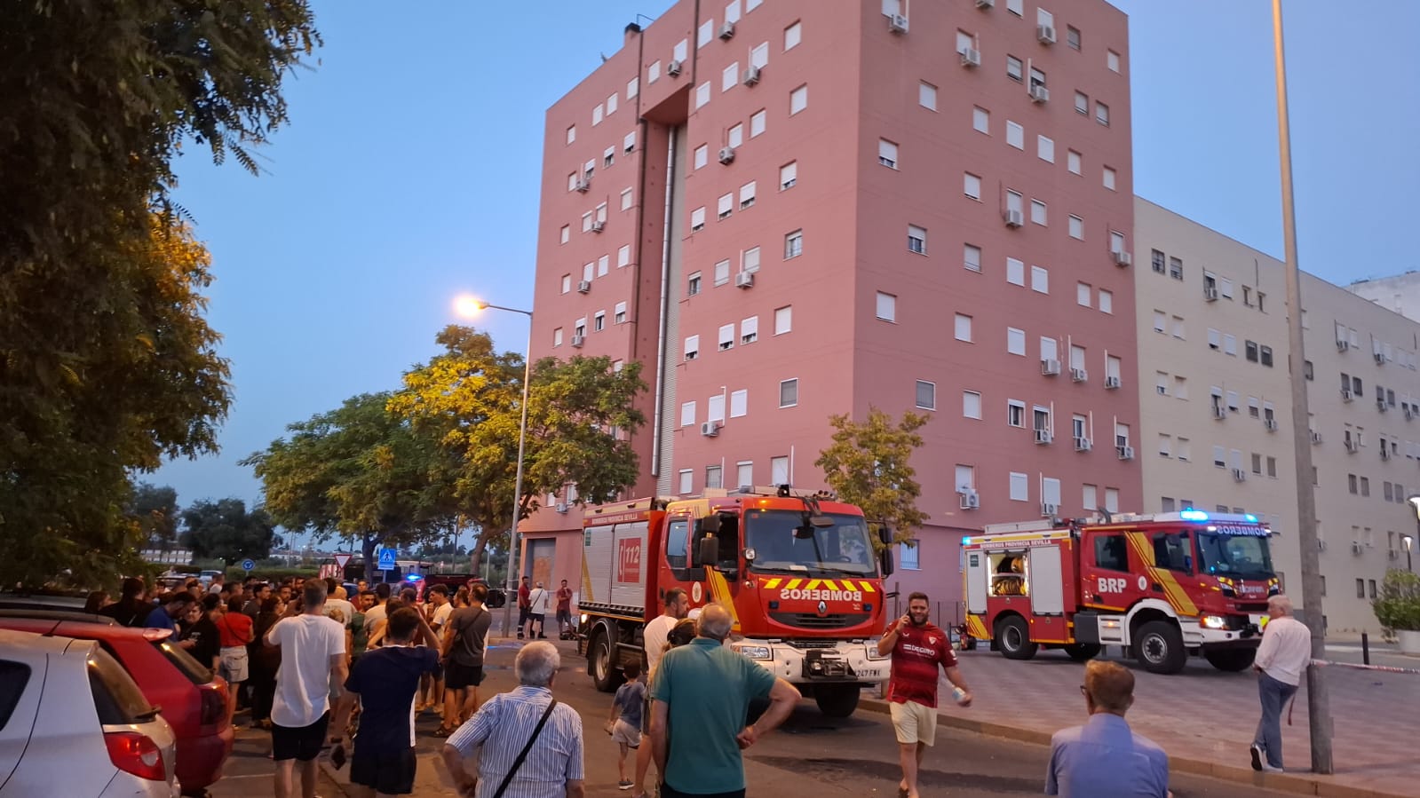 Más de una veintena de efectivos del Consorcio Provincial de Bomberos intervienen en el incendio de un sótano con cuatro edificios de viviendas afectados y 500 personas desalojadas, en Tomares