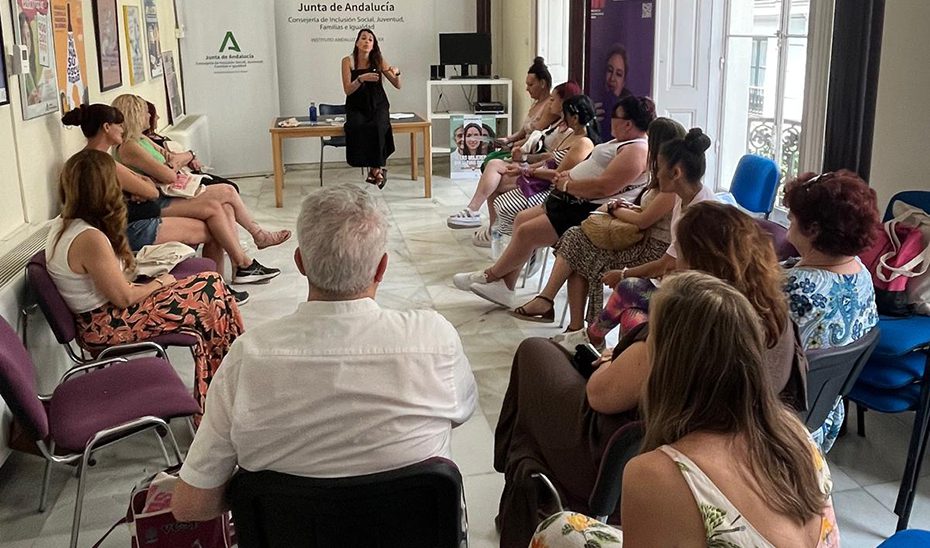 El club de lectura igualitario que une a mujeres y hombres en el centro penitenciario de Sevilla I