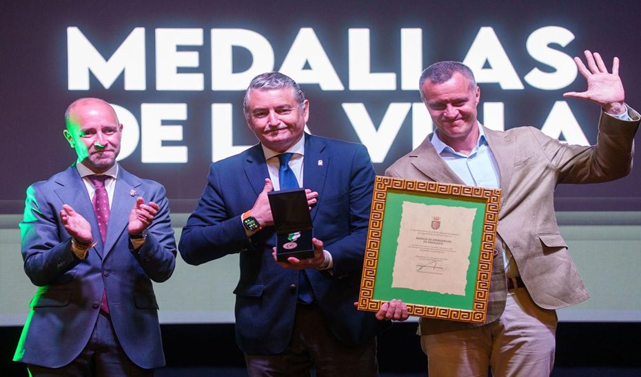 La Agencia de Emergencias recibe la Medalla de la Villa de Grazalema por su respuesta durante el temporal