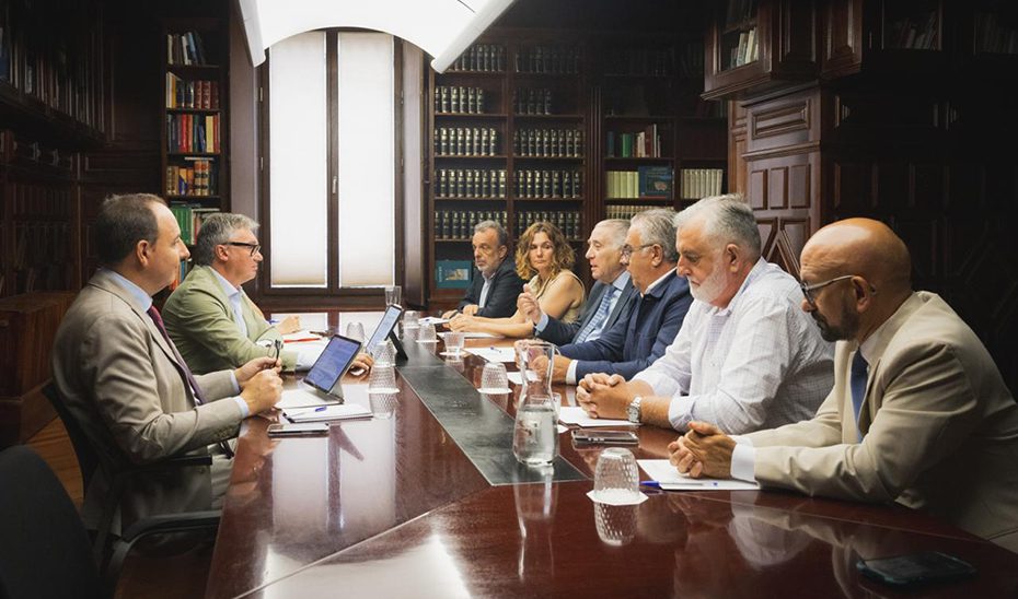 La Junta aborda con los empresarios de playa medidas para simplificar trámites y reforzar la seguridad jurídica del sector