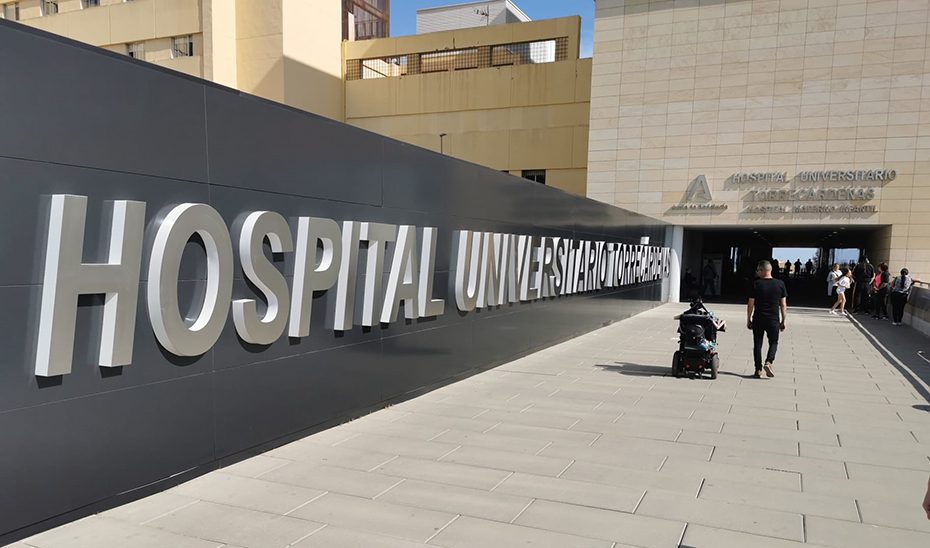 Trasladada al hospital una mujer tras el incendio de una cocina en Almería capital